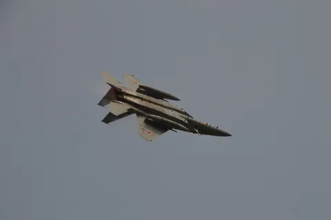 大空を切り裂く機影