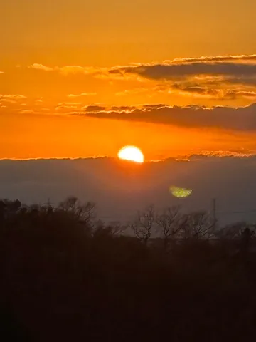 オレンジの空、雲と太陽のコントラスト