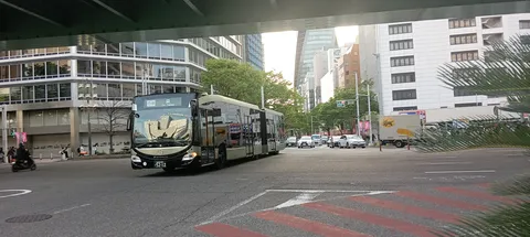 都市をゆく連接バス