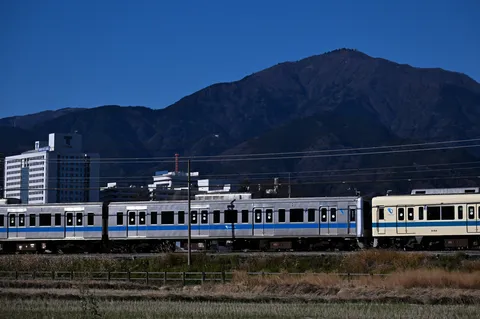 山と街、そして二つの列車