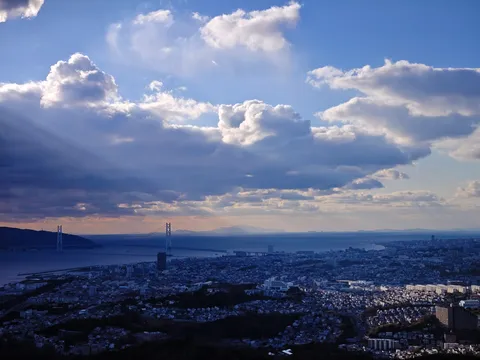 青と白のコントラスト、夕暮れの街並み