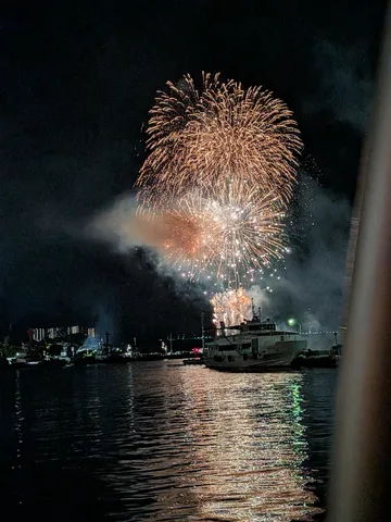 水面に映える夜の祭典