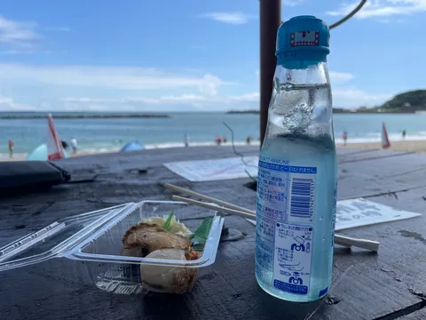 ラムネと海辺の昼餉