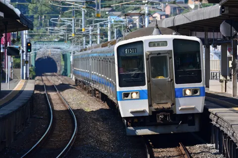トンネルへ向かう、鉄道の旅路