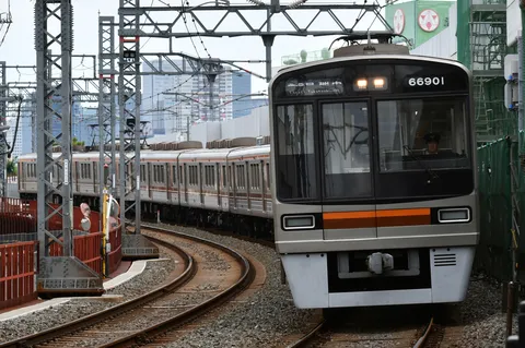 定刻通り、都会を駆ける列車の日常