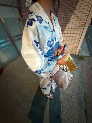 夜の街角に映える浴衣