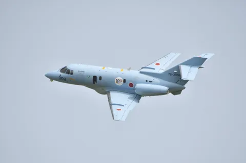 低空を滑る静かな機影