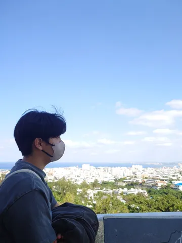 広がる街と青い空