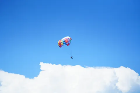青空に映えるカラフルパラセール