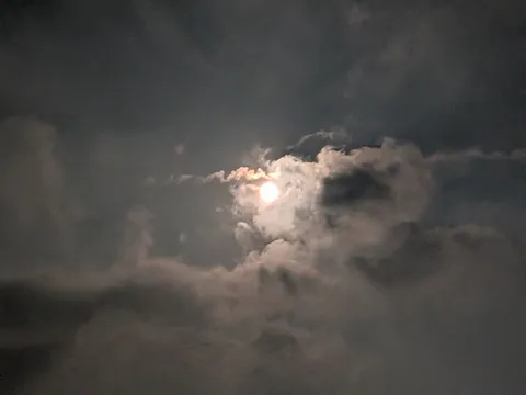 月明かりと雲のコントラスト