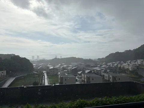 雨粒が舞う住宅街の静けさ