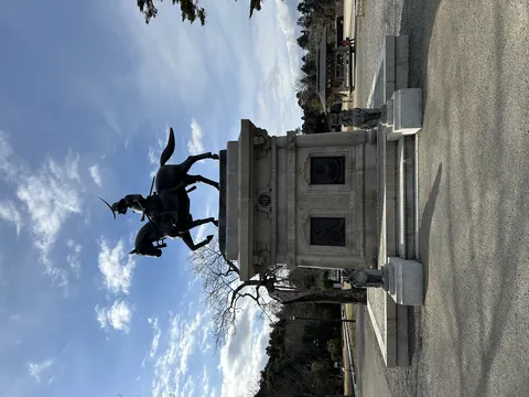 青空と雄大な騎馬武者像