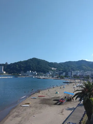 海辺の賑わい、山に抱かれて