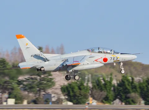 離陸に備える航空自衛隊のT-4