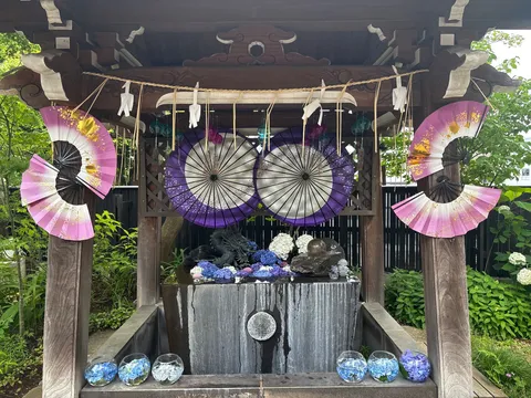 風情ある水琴窟と夏の装飾
