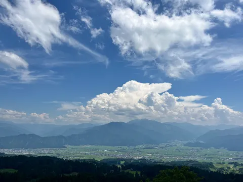 雄大な積乱雲と広がる谷間