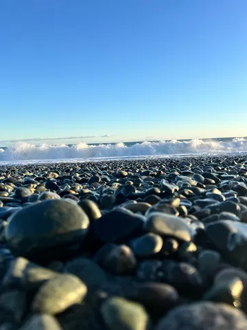 日に当たる石と包み込む海