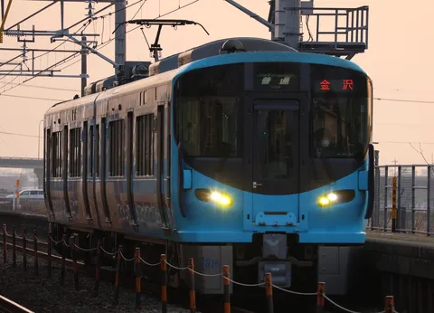 夕暮れのローカル線、輝きを放つ電車