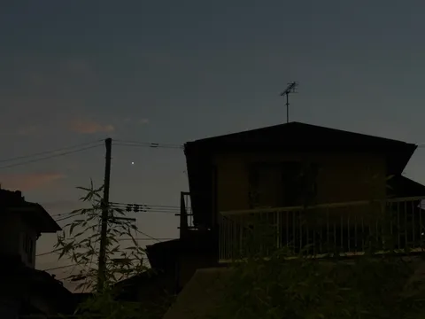 夕暮れ時の星と電線
