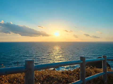 黄昏海の特等席、柵が語る絶景