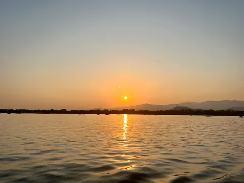 静寂に染まる夕陽の湖面