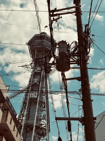 鉄塔と電線の絡み合う空