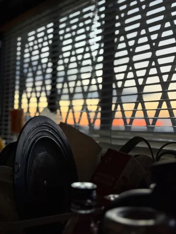 格子越しの夕景の静けさ
