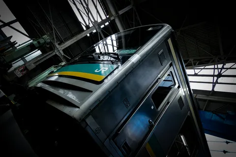 見上げる鉄道の車体