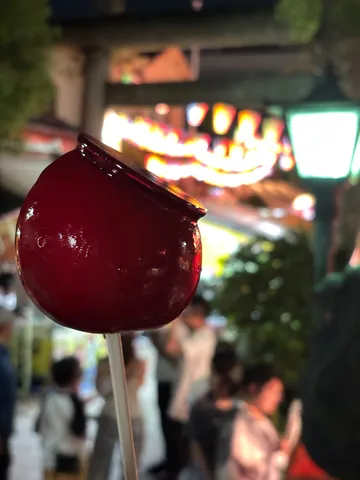 煌めく祭りの甘い誘惑