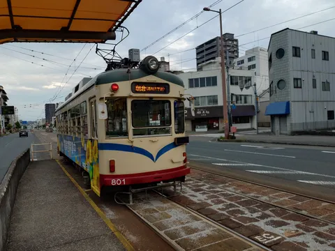 路面電車と夕暮れの街並み
