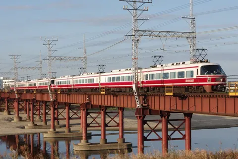 鉄橋を渡る赤い特急電車