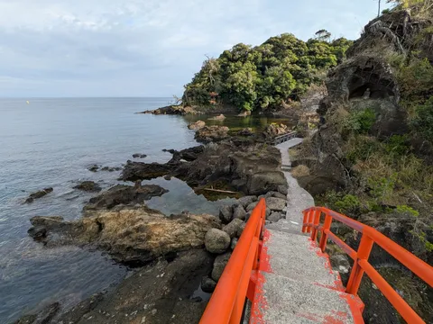 赤い階段と海の静寂