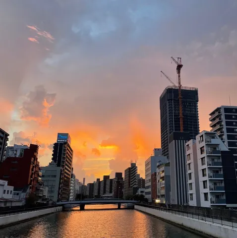 茜色の水路をゆく都市の息吹