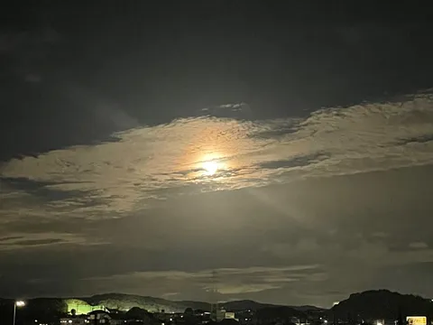 月明かりが照らす雲の絨毯
