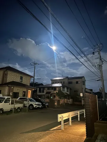 月明かりの夜道、静かな灯り