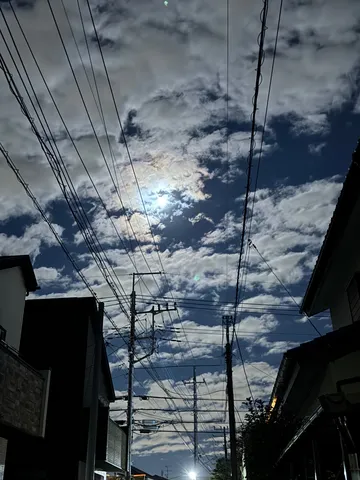 月光と電線、雲のタペストリー