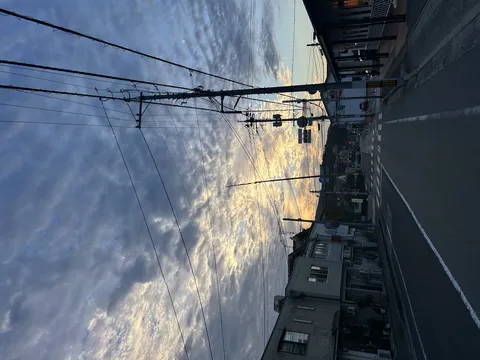 雲と電線が織りなす空