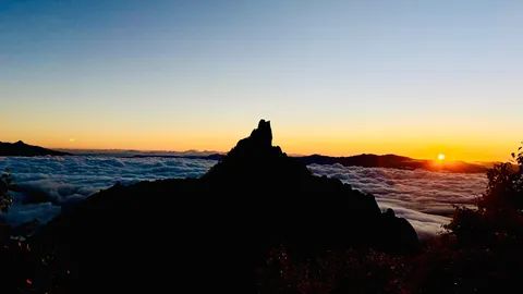 雲海を染める光の詩
