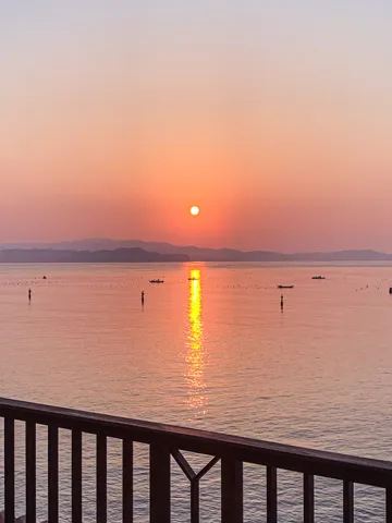 夕陽が水面に描く道
