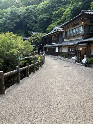 木漏れ日と古民家の静かな小道