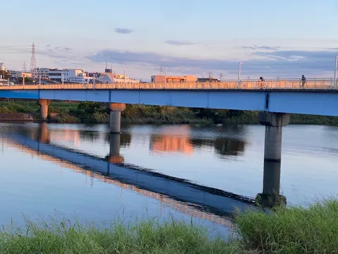 水面に映る夕暮れの橋