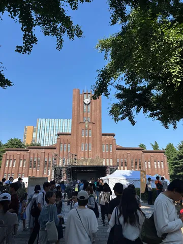 青空と学舎の賑わい