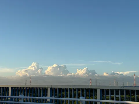 空と鉄塔、異世界の入口？