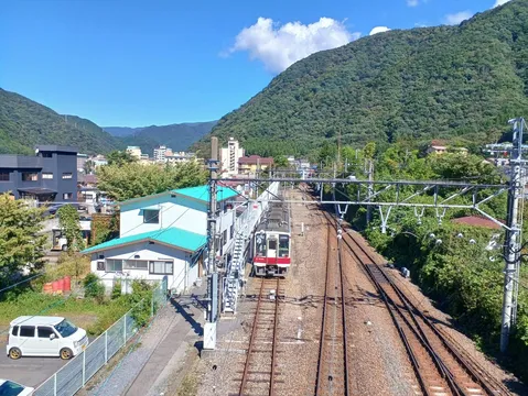 緑に囲まれたローカル線