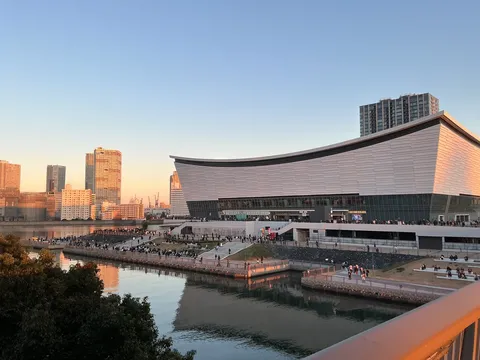 夕景に浮かぶ現代建築