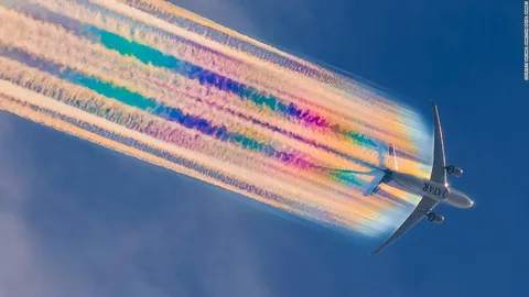 飛行機雲に映る虹色の奇跡