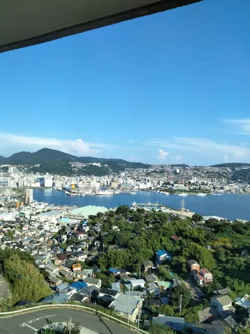 坂道を上って見下ろす港町の風景