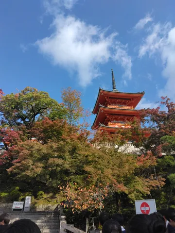 空と紅葉、朱色の塔の静寂