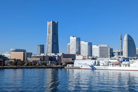 水辺に佇む摩天楼と遠景の富士