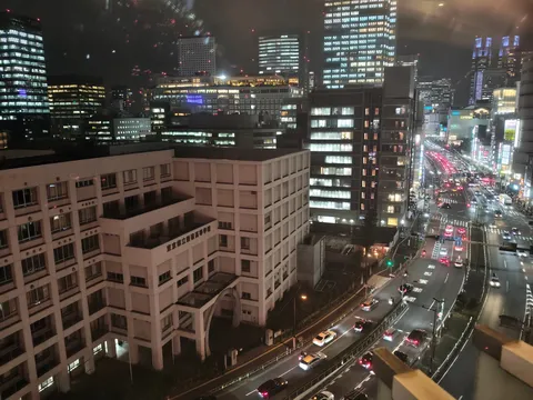 夜の街を走る光